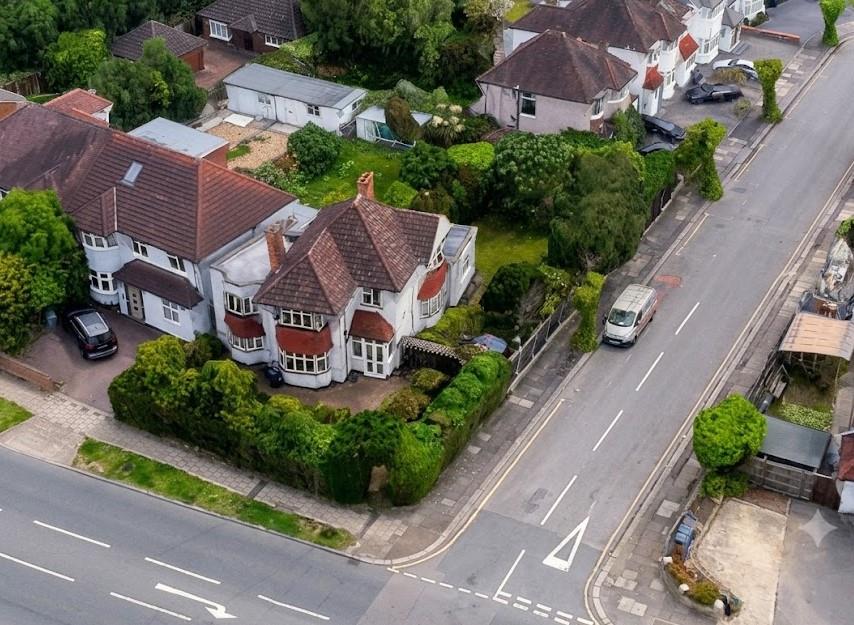 5 bed property in Selvage Lane, Mill Hill, NW7, London